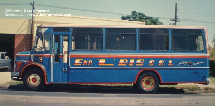 Mercedes-Benz LO 1114 - Santo Tomé - L Bis
http://galeria.bus-america.com/displayimage.php?pos=-13319
Fotografía de : Oscar Pecorari, fileteador
http://fileteadospeco.blogspot.com
