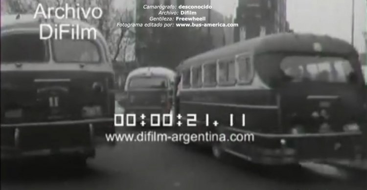 Expreso Quilmes  & Expreso Cañuelas
http://galeria.bus-america.com/displayimage.php?pos=-26774

Camarógrafo: ¿?
Archivo: Difilm (www.difilm-argentina.com)
Extraído de: http://www.youtube.com/watch?v=Bm66VphalXM
Gentileza: Freewheell
[Datos de derecha a izquierda]
