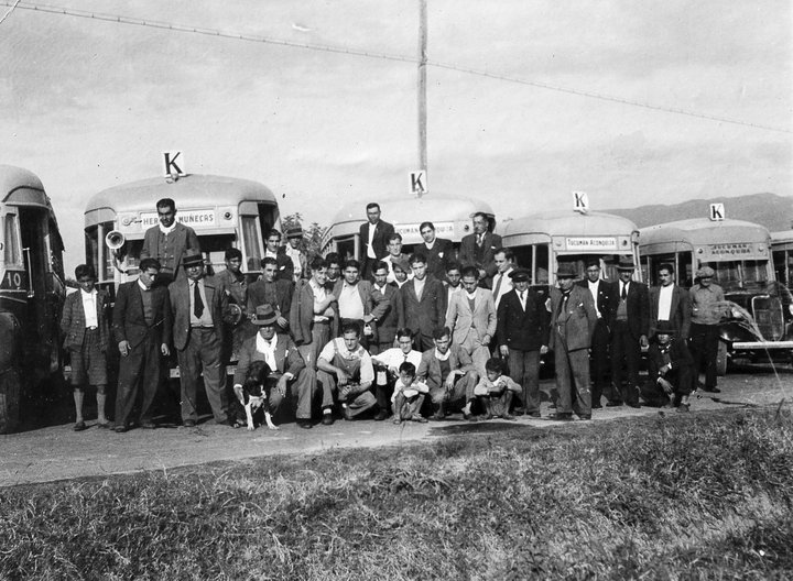 Ford - Aconquija
Fotografía de : Transporte Aconquija
Gentileza : Facebook Transporte Aconquija
[Datos de derecha a izquierda]
