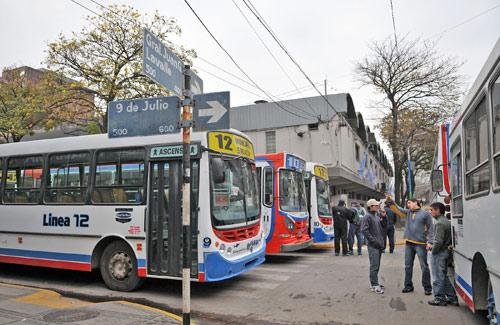 EL QUE LA PUEDE MOVER PARA CARROCERIA METALPAR NO LA ENCUENOTRP. En primer y tercer plano unos Metalpar. En segundo plano y en los planos laterales unos La Favorita
