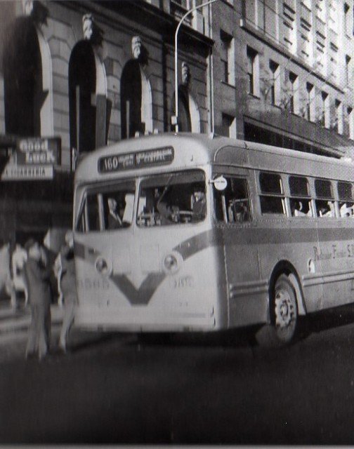 LEYLAND (en Argentina)
LEYLAND , CIRCULANDO  POR  BS.AS . CIRCA . AÑOS  50 . Fotografía : extraida de Blog de Taringa
