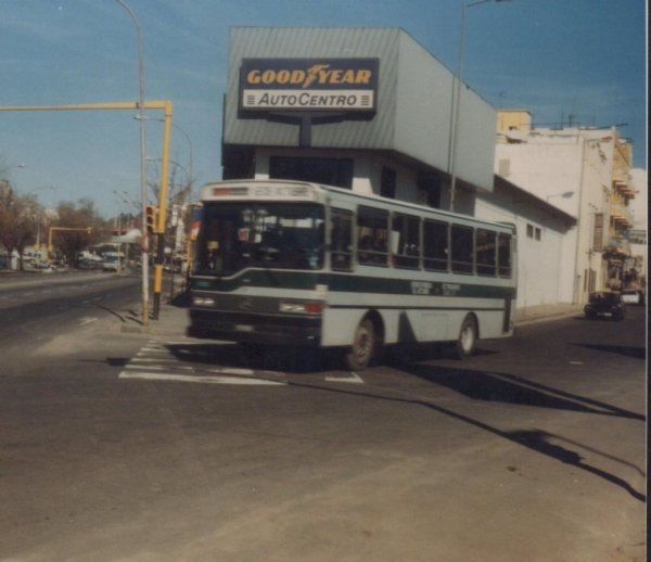 EMPRESA  12  DE  OCTUBRE.
MB. BUS  DE  LA  EMPRESA  12  DE  OCTUBRE , CERCA  DE  LA  TERMINAL  DE  OMNIBUS .
