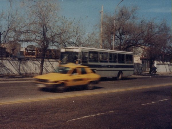 Mercedes Benz OF 1214 - Bus
PASANDO  POR  ENFRENTE, ESTACION  FFCC. GBM.
