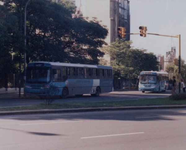 CIUDAD  DE  CORDOBA.
PAR  DE  VW . GALICIA , CIRCULANDO, EN  PARQUE  SARMIENTO.
