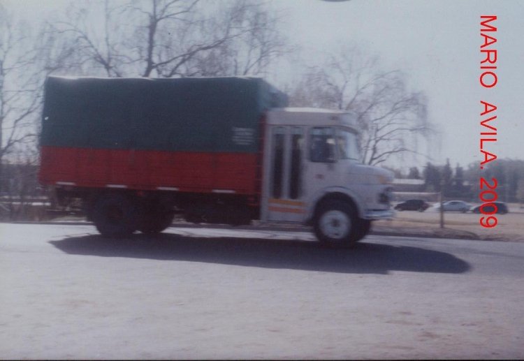 MEDIO  CAMION
PASANDO  POR  RIO  CUARTO .
