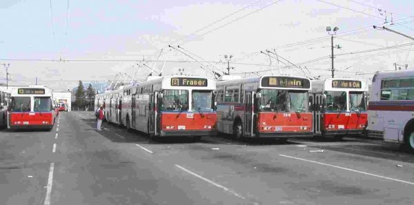 TROLES  FLYER  008
ESCENAS  TOMADAS , EN  CANADA . (Fotografo : �? - extraidas del Grupo Autobus) 
