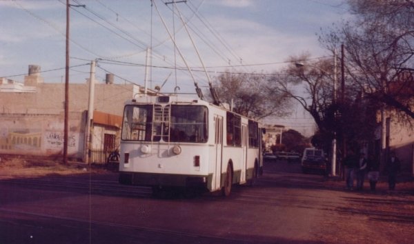 Uritzky ZIU 682 B10 (en Argentina) - Trolebus TROLECOR  SA.
PASANDO  POR  ZONA  ALTA  CORDOBA.
