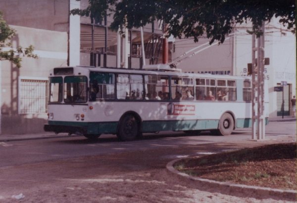 Uritzky ZIU 682 B10 (en Argentina) - Trolebus TAMSE .
MISMO  LUGAR , DE  LA  IMAGEN  ANTERIOR .
