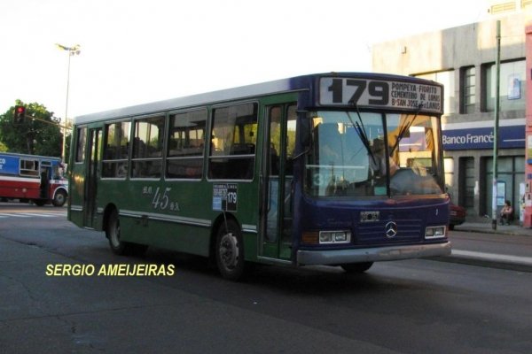 Mercedes-Benz OH 1115 L-sb - La Favorita - Lnea 179
Por las pobres condiciones de luz y la velocidad a la que vena este colectivo, no sali una buena foto, pero vale la pena, ya que no es algo muy comn de ver. Una unidad de la lnea 179 luciendo colores y razn social de la 45, pero slo con el frente pintado de 179.
Palabras clave: 1115 favorita 179 45