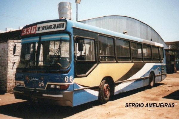 Mercedes-Benz OH 1621 L - Marcopolo-Galicia - Libertador San Martín
Esta unidad fue originalmente carrozada por Marcopolo, en su modelo Torino GV, pero luego de incendiarse fue recarrozada por Galicia. Luce el corte de pintura de su empresa de procedencia, Rocaraza, aunque con los colores adaptados a su actual prestataria.
Palabras clave: 1621 marcopolo recarrozado galicia san martin 336 rocaraza