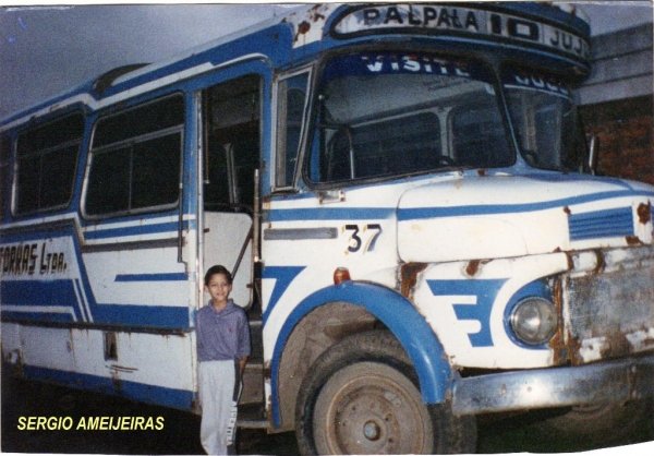 Mercedes-Benz LO 1114 - Alcorta - Coop. Matorras
3 aos despus de esta foto, este colectivo volc y no sirvi ms. Esta foto la tom mi pap, ese da yo cumpl 10 aos y le ped que me lleve al playn y que saque algunas fotos. Obviamente el de la foto soy yo.
Palabras clave: 1114 alcorta matorras jujuy