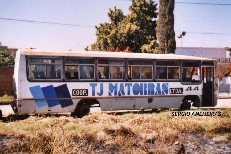 Mercedes-Benz OF 1214 - Alcorta - Coop. Matorras
Tanto este como muchos otros coches, ya estaban parados sin motor, ruedas ni ventanas en algunos casos.
Palabras clave: 1214 alcorta matorras jujuy