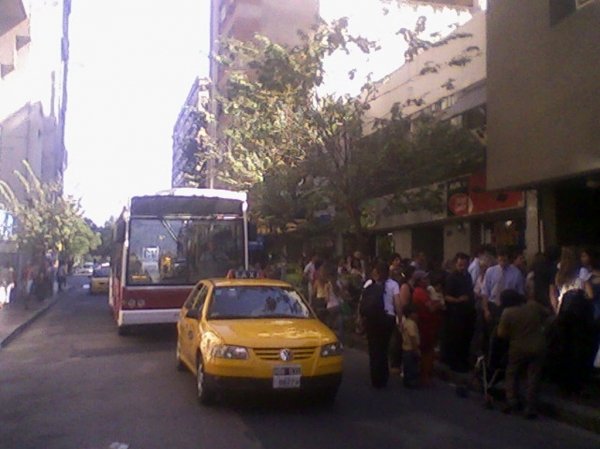 PUMA D12 EN CORDOBA
Esta es una de las 10 unidades incorporadas al servicio de la empresa municipal de cordoba, es el interno 006, tiene piso bajo aunque no tiene rampa para discapacitados y el lugar que deberia tener para las sillas de rueda se encuentra ocupado por asientos, tiene capacidad para 39 pasajeros sentados y son 0Km. Hasta el momento solo he podido ver 10 unidades incorporadas.
Palabras clave: TATSA TAMSE PUMAD12