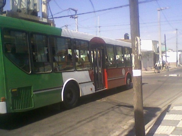 PUMA D12 EN TAMSE CORDOBA
Esta es una de las 10 unidades incorporadas al servicio de la empresa municipal de cordoba, es el interno 002, tiene piso bajo aunque no tiene rampa para discapacitados y el lugar que deberia tener para las sillas de rueda se encuentra ocupado por asientos, tiene capacidad para 39 pasajeros sentados y son 0Km. Hasta el momento solo he podido ver 10 unidades incorporadas.
Palabras clave: TATSA TAMSE PUMAD12