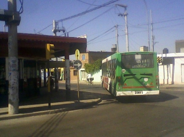 PUMA D 12 EN TAMSE URBANO
Esta es una de las 10 unidades incorporadas al servicio de la empresa municipal de cordoba, es el interno 002, tiene piso bajo aunque no tiene rampa para discapacitados y el lugar que deberia tener para las sillas de rueda se encuentra ocupado por asientos, tiene capacidad para 39 pasajeros sentados y son 0Km. Hasta el momento solo he podido ver 10 unidades incorporadas.
Palabras clave: TATSA TAMSE PUMAD12