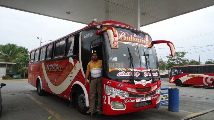 EL LATIGO Y YO
FOTO TOMADA EN LA CIUDAD DE BALZAR, YO EN LA PUERTA DEL BUS
