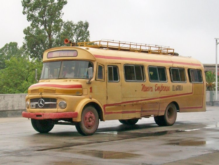 Mercedes-Benz LO 1112 - Andreoli y D`Alessandro - Nueva Empresa El Aguila
XBL 556 - ex patente G.014273
[url=https://bus-america.com/galeria/displayimage.php?pid=6574]https://bus-america.com/galeria/displayimage.php?pid=6574[/url]

Nueva Emp. El Aguila (Prov.Sgo.Estero), interno 1

Andreoli y D`Alessandro fotografiado en Febrero de 2009 circulando para esta empresa santiagueña.
