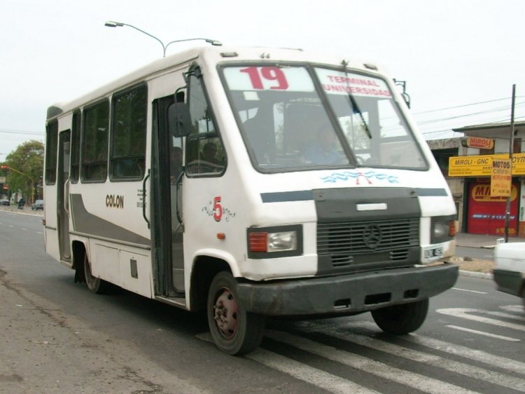 LINEA 19 - COLON UTE
AQK 459
Carrocerías Metalsur con frente original y con el agregado de puerta trasera ya que este modelo llegó como Diferencial a la desaparecida firma Empre-Tuc.

 http://galeria.bus-america.com/displayimage.php?pos=-21613
