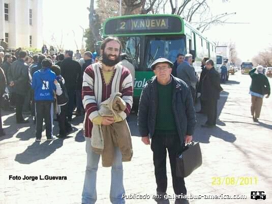 UN RECUERDO BUSOLOGO CON MI PAPA QUE QUEDO REGISTRADO
Bueno aca estoy con mi papa Jorge Andres Benitez, el hippe de al lado soy yo jojooooel fue , quien entre otras cosas me enseño a dibujar practicamente y diseñar, y eso que ahora le decimos busologia, tambien a traves de el conoci a Arturo , como ya les he contado. Queria compartirles este recuerdo que encontre en el recorrido inaugural del tendido renovado de la linea Villa Nueva de trolebuses de Mendoza
Palabras clave: trolebus flyer eptm mendoza benitez