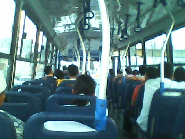INTERIOR DE BUS
FOTO TOMADA EN LA CIUDAD DE GUAYAQUIL DENTRO DE UN BUS URBANO
(vista del interior de la unidad)
