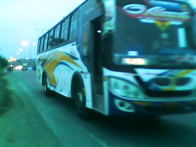 BUS MAÑANERO, EN MOVIMIENTO
FOTO TOMADA A LAS 6:00 AM EN LA VIA PERIMETRAL DE LA CIUDAD DE GUAYAQUIL
