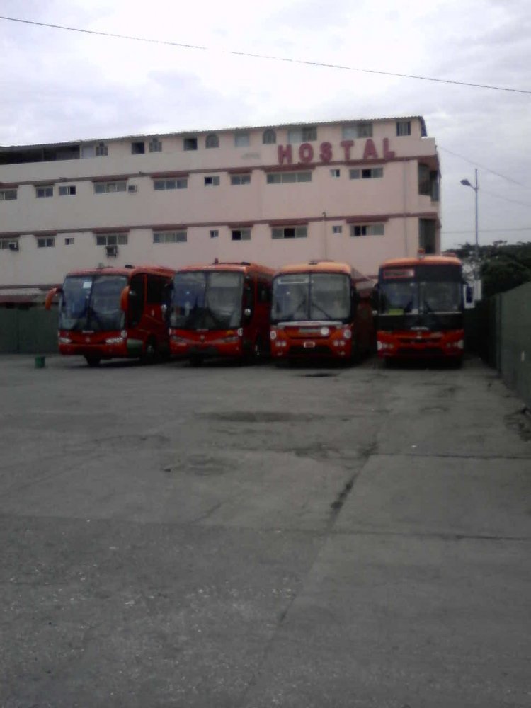 MARCOPOLO  Viaggio 1050 G6  &  COMIL Camione (en Ecuador) - Trans. Esmeraldas
IMAGEN CAPTURADA EN LA ESTACION DE TRANSFERENCIA DE TRANSPORTES ESMERALDAS "LA GARZOTA"
