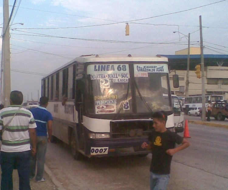 Caio Amelia reformado (en Ecuador) - SUCRE 07 - ULTRA REFORMADO
FOTO TOMADA EN LA CIUDADELA MARTHA DE ROLDOS EN LA CIUDAD DE GUAYAQUIL, ESTE BUS PERTENECIO A LA COOPERATIVA DE TRANSPORTES INTERPROVINCIALES SUCRE (QUEVEDO) BAJO EL MOVIL 07
