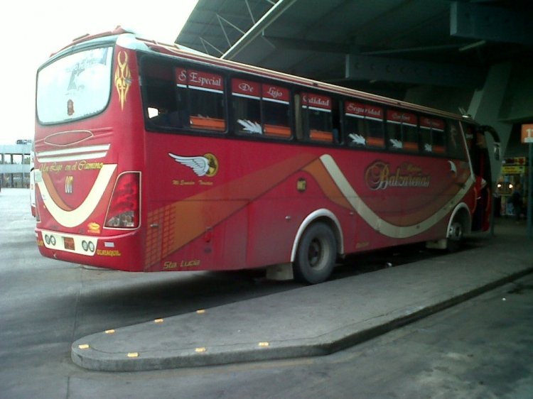 RUTAS BALZAREÑA MODELO REFORMADO POR CARROCERIAS ALUMICAR
TERMINAL TERRESTRE DE GUAYAQUIL
POSTERIOR DE LA UNIDAD
