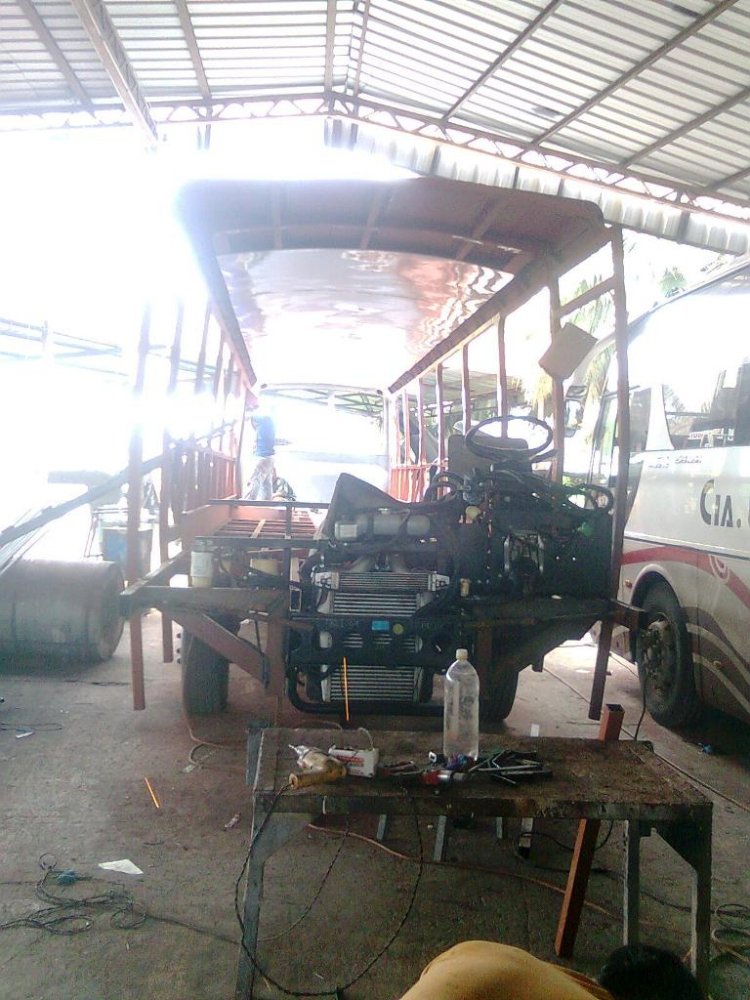 BUSCARS
IMAGEN DEL BUSOLOGO MAX DENTRO DEL CARROCERO BUSCARS, ESQUELETO DEL BUS
