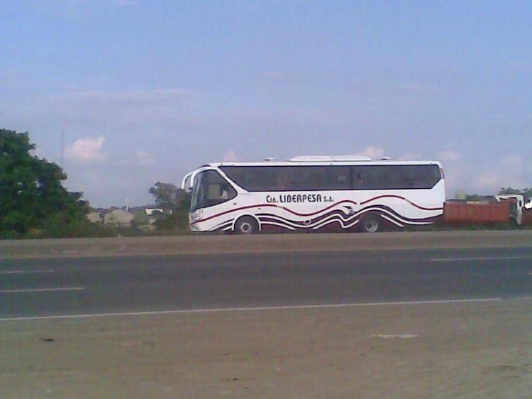 PICOSA TIPO YUTONG
ESPERO QUE APRECIEN LA IMAGEN AUNQUE ESTA LEJOS EL BUS, CON MASCARILLA DE ZEUS D' GALA
