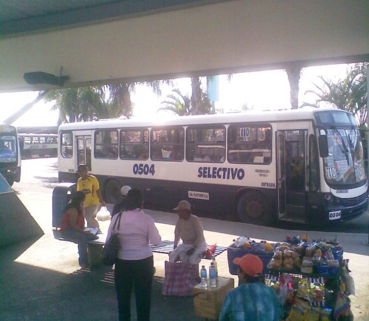 NEOBUS (en Ecuador) - EN EL PARKING
FOTO TOMADA EN LA TERMINAL TERRESTRE DE GUAYAQUIL
