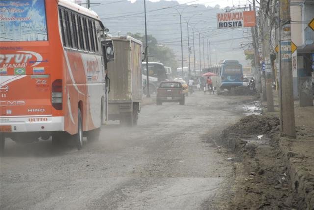 varma en portoviejo
ENTRADA DEL TERMINAL TERRESTRE DE PORTOVIEJO EN MANABI, HACIENDO REFERENCIA AL BUS DE COLOR NARANJA
