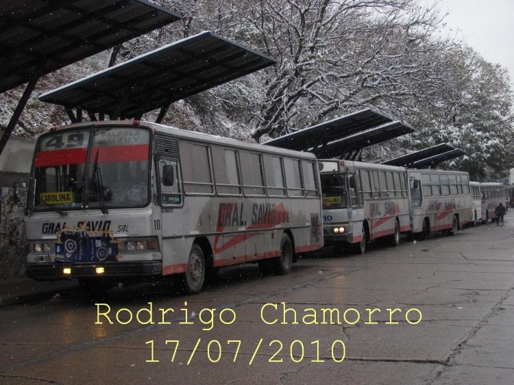 General Savio
Esta foto la tomé fuera de la terminal de San Salvador en la hermosa nevada del año pasado, espero les guste. En la fila se ven de izquierda a derecha: Alcar OHL1320/51, Bus Tango OF1318/51, Cario Vitoria OF1315/51, y al final de todo el Eivar OF1721/59. Y en medio de la fila de Gral.Savio lamentablemente me quedó un La Favorita OF1722/59 de Pal-Bus.
Palabras clave: General Savio San Salvador de Jujuy
