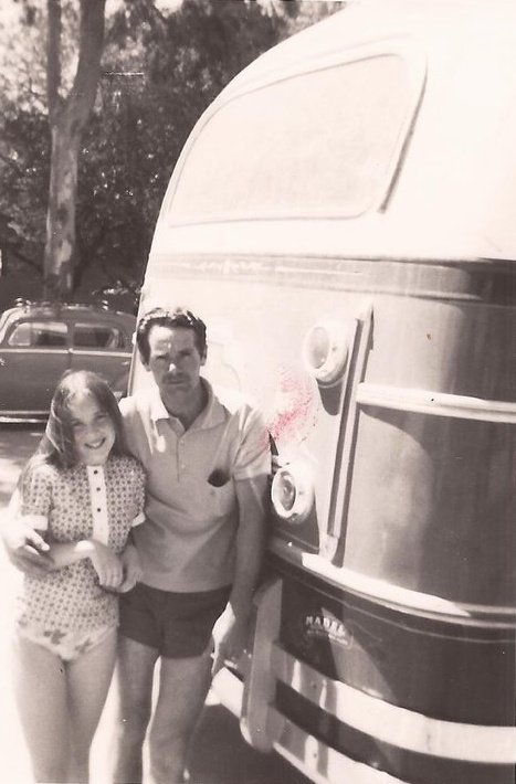 MARCELO SAGADO
FOTO HOMENAJE AL FUNDADOR DE LA CIA. DE OMNIBUS CDAD. DE BAHIA BLANCA S.A. : ENRIQUE LINDNER JUNTO A SU HIJA LILIANA

