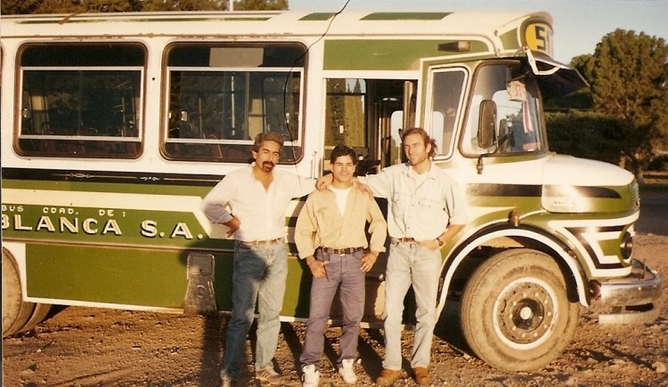 LOS QUE YO MANEJE!!!
B.2132860
http://galeria.bus-america.com/displayimage.php?pos=-4464
http://galeria.bus-america.com/displayimage.php?pos=-18001
http://galeria.bus-america.com/displayimage.php?pos=-22529
http://galeria.bus-america.com/displayimage.php?pos=-22530
http://galeria.bus-america.com/displayimage.php?pos=-22531

CIA DE OMNIBUS CDAD. DE  BAHIA BLANCA - AÑOS DE FUNCIONAMIENTO 1962-2000
Se puede consultar la historia de esta línea en [url=http://revista.bus-america.com/Notas/517.htm] revista.bus-america.com 517
[/url]
Fotografía : Daniel Bustamante
