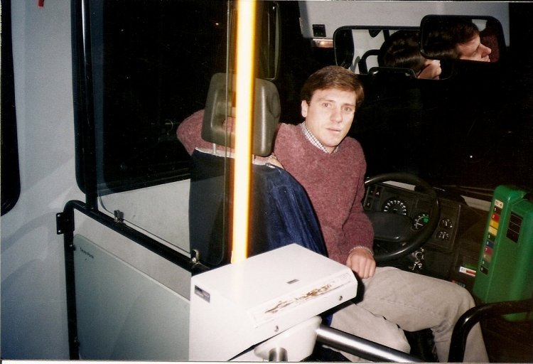 LOS QUE YO MANEJE!!!
DOX827
http://galeria.bus-america.com/displayimage.php?pos=-4407
http://galeria.bus-america.com/displayimage.php?pos=-4409
http://galeria.bus-america.com/displayimage.php?pos=-4410
CIA DE OMNIBUS CDAD. DE  BAHIA BLANCA -2ª ETAPA- AÑOS DE FUNCIONAMIENTO 2000-2002
(vista desde el interior de la unidad)
Se puede consultar la historia de esta línea en [url=http://revista.bus-america.com/Notas/517.htm] revista.bus-america.com 517
[/url]
Fotografía : Fernando Strack
(Vista interior de la unidad)
