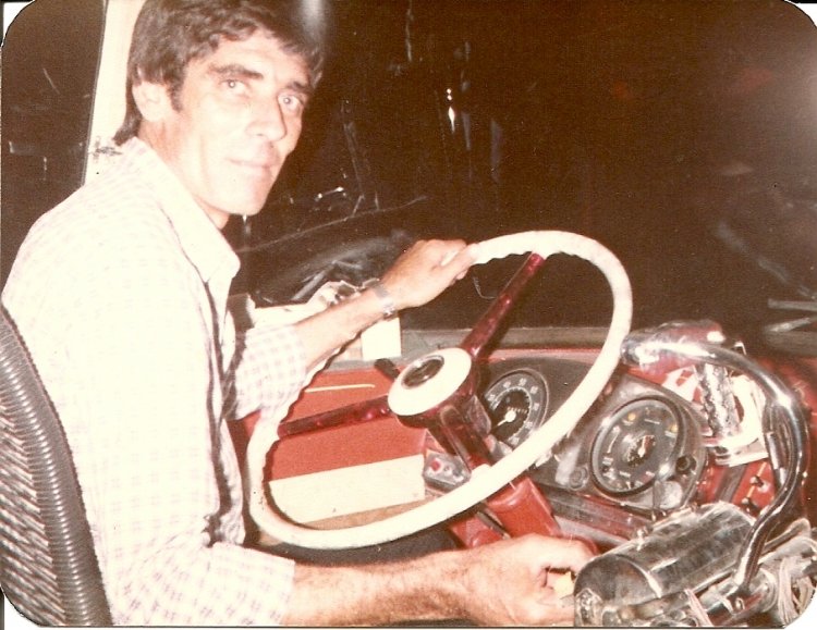 LOS QUE YO MANEJE!!!
CIA DE OMNIBUS CDAD. DE BAHIA BLANCA - A�OS DE FUNCIONAMIENTO 1962-2000
Se puede consultar la historia de esta l�nea en [url=http://revista.bus-america.com/Notas/517.htm] revista.bus-america.com 517
[/url]
(vista del interior de la unidad)
Fotograf�a : Famila Batalla, Oscar y Blanca
