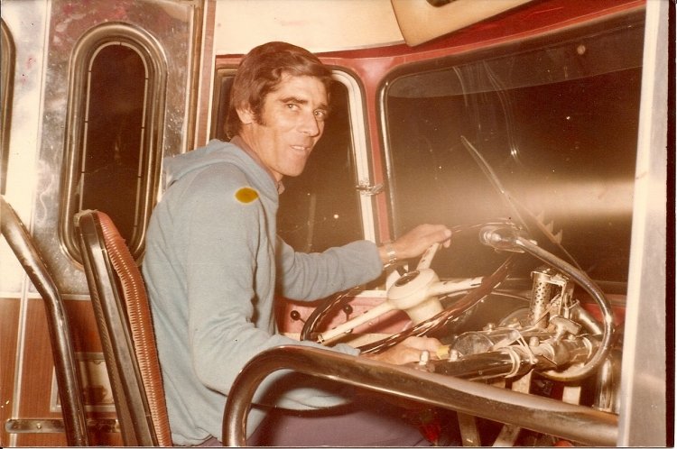 LOS QUE YO MANEJE!!!
CIA DE OMNIBUS CDAD. DE BAHIA BLANCA - A�OS DE FUNCIONAMIENTO 1962-2000
(vista del interior de la unidad)Se puede consultar la historia de esta l�nea en [url=http://revista.bus-america.com/Notas/517.htm] revista.bus-america.com 517
[/url]
Fotograf�a : Famila Batalla, Oscar y Blanca
