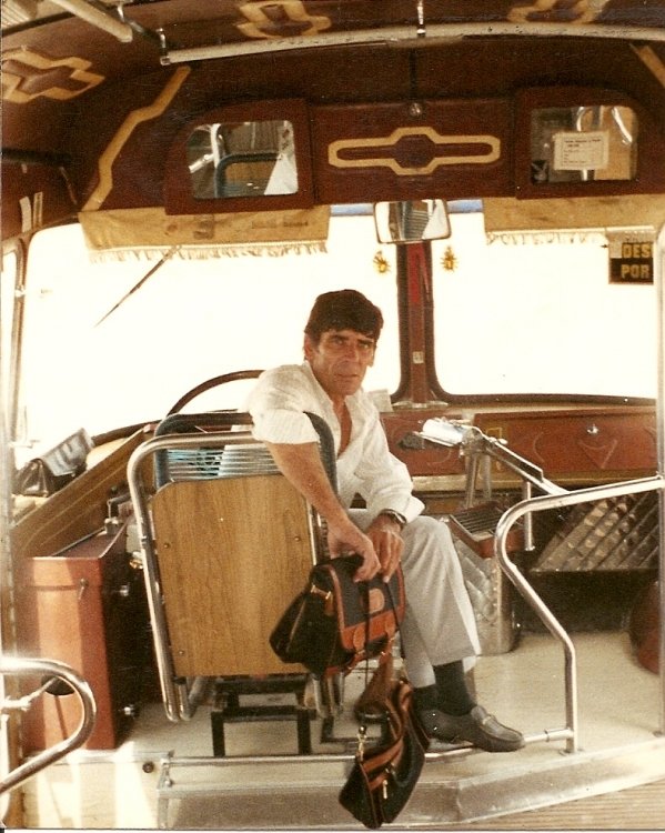 LOS QUE YO MANEJE!!!
B.2132860

CIA DE OMNIBUS CDAD. DE  BAHIA BLANCA - AÑOS DE FUNCIONAMIENTO 1962-2000
Se puede consultar la historia de esta línea en [url=http://revista.bus-america.com/Notas/517.htm] revista.bus-america.com 517
[/url]
(vista del interior de la unidad)
Fotografía : Familia Batalla
