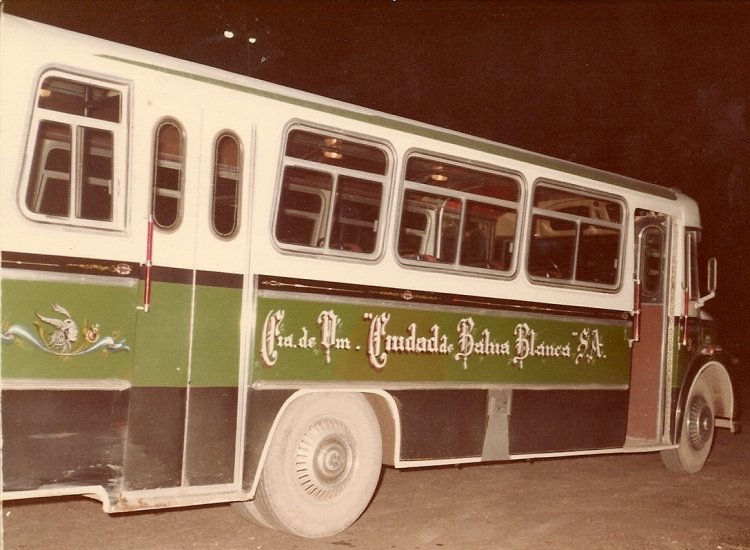 LOS QUE YO MANEJE!!!
CIA DE OMNIBUS CDAD. DE BAHIA BLANCA - AÑOS DE FUNCIONAMIENTO 1962-2000
Se puede consultar la historia de esta línea en [url=http://revista.bus-america.com/Notas/517.htm] revista.bus-america.com 517
[/url]
Fotografía : Famila Batalla, Oscar y Blanca
