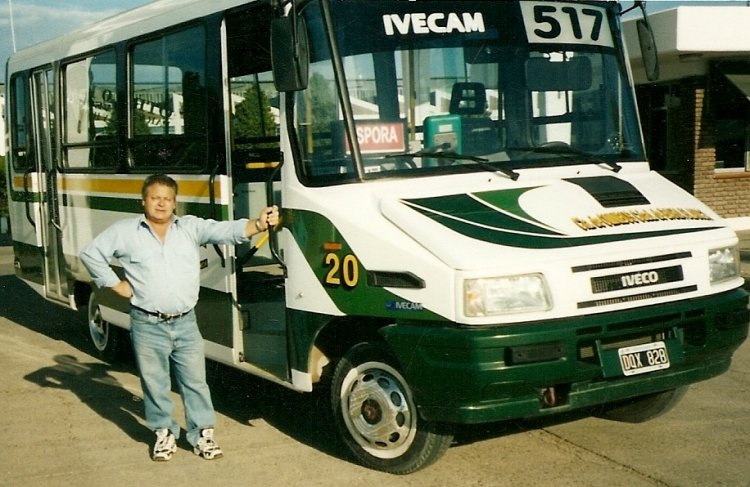 LOS QUE YO MANEJE!!!
DQX828
http://galeria.bus-america.com/displayimage.php?pos=-4660
CIA DE OMNIBUS CDAD. DE BAHIA BLANCA - 2ª etapa - 2000-2002
Se puede consultar la historia de esta línea en [url=http://revista.bus-america.com/Notas/517.htm] revista.bus-america.com 517
[/url]
Fotografía : Familia Traverso
