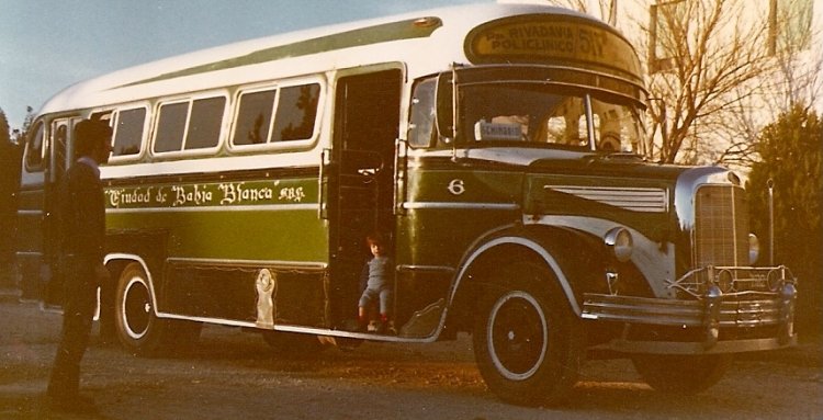 CIA DE OMNIBUS CDAD. DE  BAHIA BLANCA - AÑOS DE FUNCIONAMIENTO 1962-2000
Se puede consultar la historia de esta línea en [url=http://revista.bus-america.com/Notas/517.htm] revista.bus-america.com 517
[/url]
Fotografía : Famila Mantel
