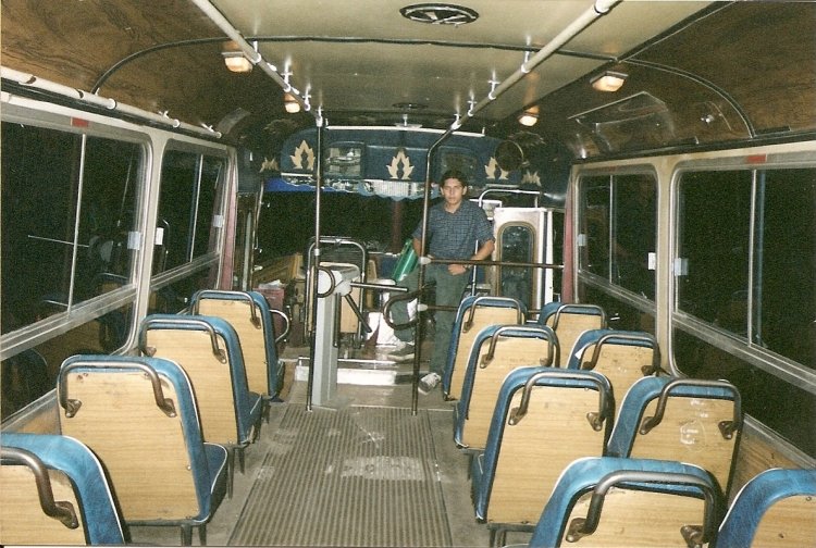 LOS QUE YO MANEJE!!!
Se puede consultar la historia de esta l�nea en [url=http://revista.bus-america.com/Notas/517.htm] revista.bus-america.com 517
[/url]
(vista del interior de la unidad)
Fotograf�a : Pepo Matas
