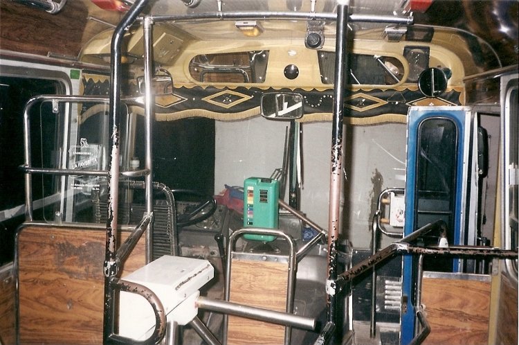 LOS QUE YO MANEJE!!!
CIA DE OMNIBUS CDAD. DE  BAHIA BLANCA-2 ETAPA - AOS DE FUNCIONAMIENTO 2000-2002
Se puede consultar la historia de esta lnea en [url=http://revista.bus-america.com/Notas/517.htm] revista.bus-america.com 517
[/url]
(Vista del interior de la unidad)

