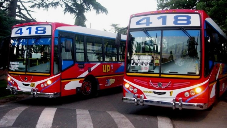 UNION PLATENSE - LINEA 418
Imágen perteneciente al Portal de Ranelagh, tomada durante la presentación de la extensión del recorrido de la 418 hasta la estación de Ranelagh.
[Datos de izquierda a derecha]
 
