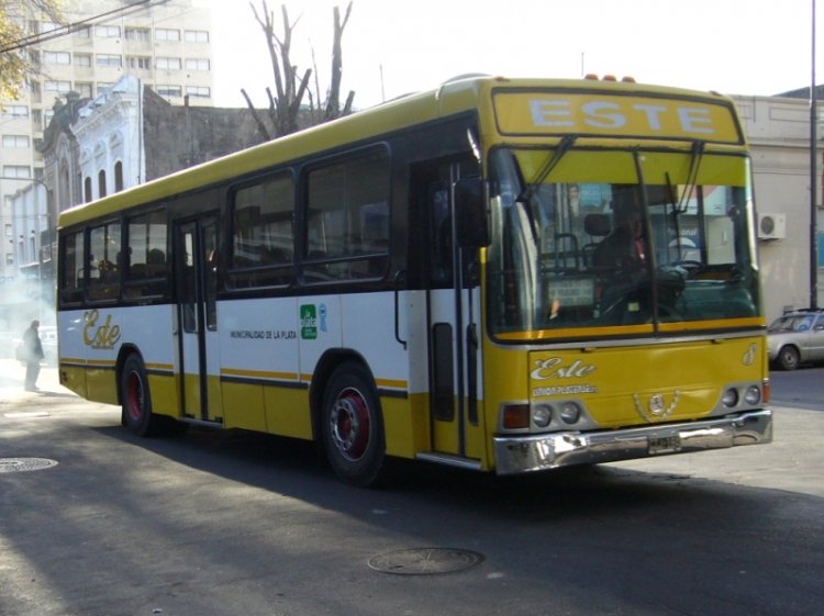 Unión Platense tomo dos de los cuatro recorridos de la desaparecida Empresa Línea 18 srl. 
