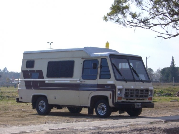 MOTORHOME CHEVROLET LA FLOR
No estoy seguro si La Flor carrozaba motorhomes como lo haca Futura o si esta montado a partir del modelo van. Tambin tengo dudas en cuanto a si este modelo 1974 hasta el cierre de GM en argentina se montaba sobre el chasis PS/10 o  sobre una pick-up C/10
