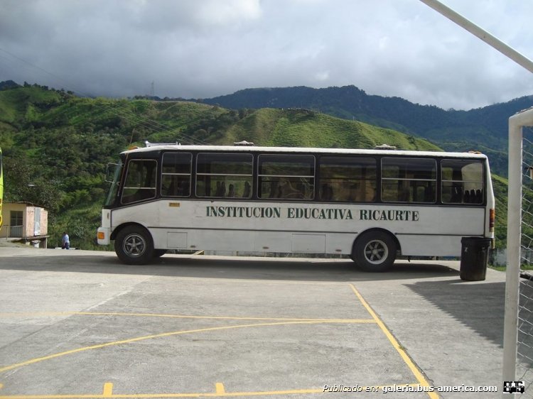 International 4700 frontalizado - CARROCERIAS DEL SUR
http://galeria.bus-america.com/displayimage.php?pid=36817

TRANSPORTE ESCOLAR
