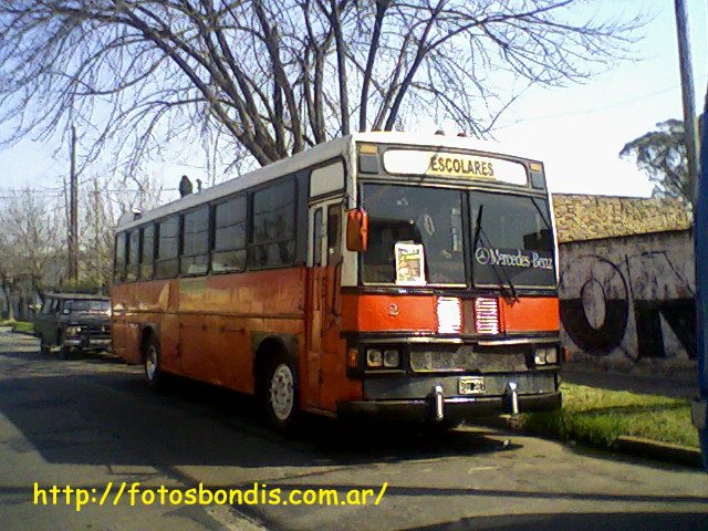 ESCOLAR EN WILDE
Otra ms Ale y muchachada, esta foto me la envi hace semanas Federico Rodrguez y no llegamos a aclarar ni la carrocera ni el chasis. No parece ni un Busscar ni un Cametal Metrobus. Uds. dirn.
