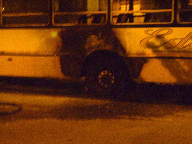 COLECTIVO INCENDIADO EL 31-12-09    A LAS  22:00HS
FOTOGRAFIA : Andrés Rossi

